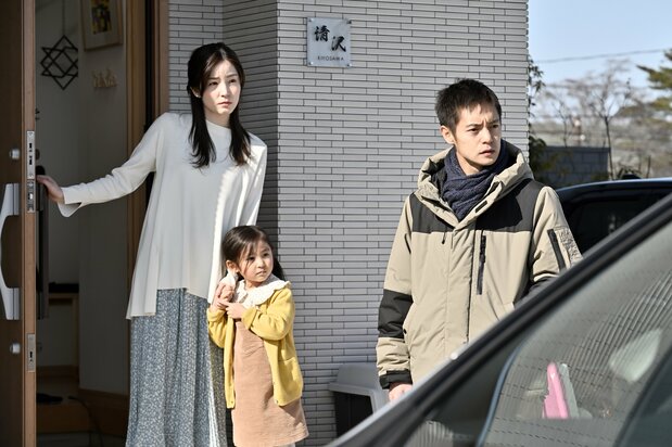 賢二(窪田正孝)は妻ひとみ(蓮佛美沙子、左)と娘サチ(磯村アメリ)と新居で幸せに暮らしていた ©2023『スイート・マイホーム』製作委員会 ©神津凛子/講談社