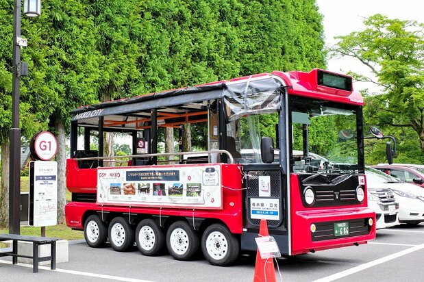 小さなボディに小さなタイヤが10個と、なんともかわいらしいデザイン。外装の朱色は、日光の社寺の入り口にあり世界遺産を構成する国重要文化財、神橋(しんきょう)をイメージしている 写真=天野久樹