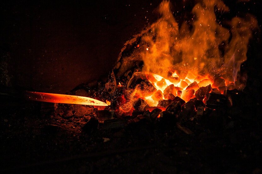 Forging a knife at Andō Yoshihisa’s workshop in Shirata, Aichi Prefecture.