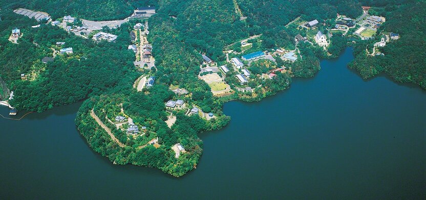 爱知县犬山市100公顷的丘陵地带散布着明治时期的建筑物