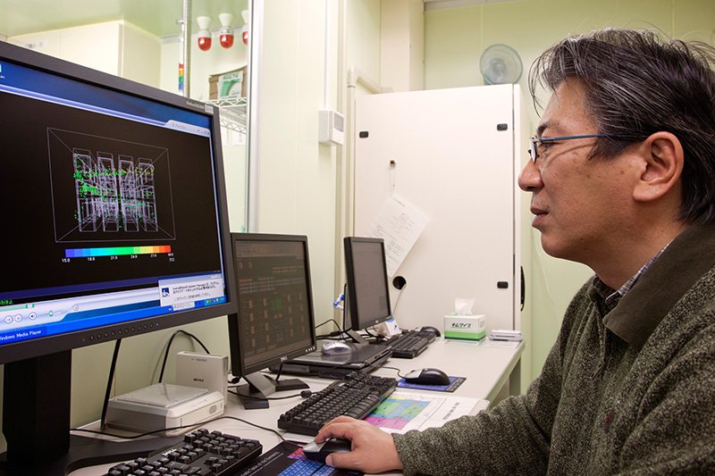 Matsumura Takeshi manipule l'affichage sur l'écran de l'ordinateur.