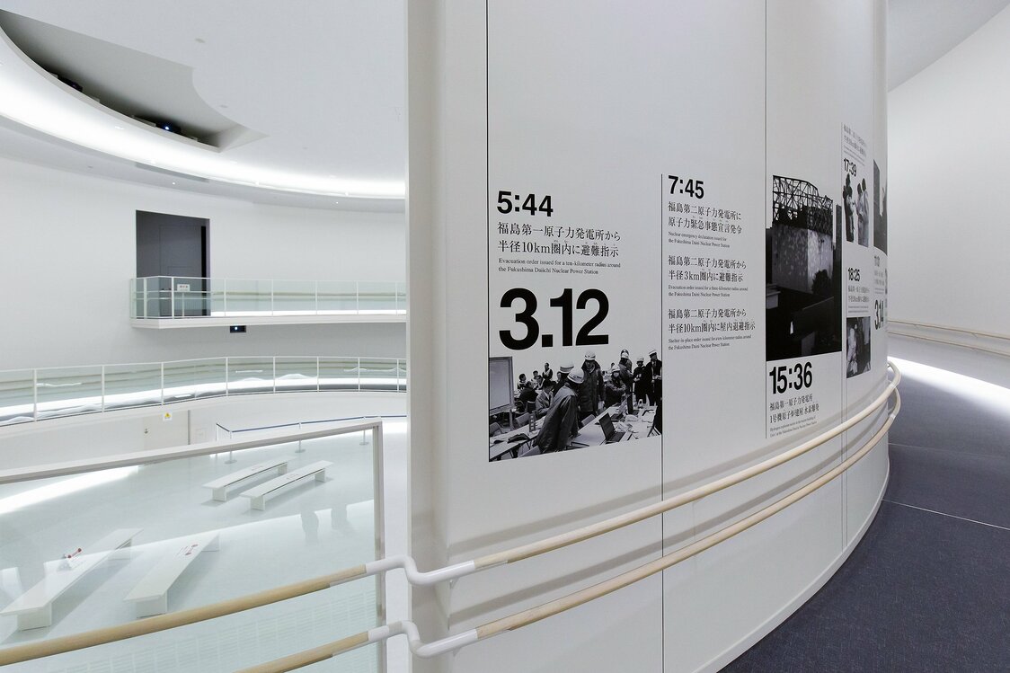 シアターを囲むスロープの展示。福島第一原発の工事に着手した1967年から始まる