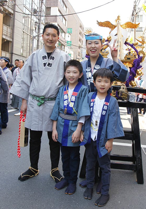 三社祭的早晨（5月19日）。恩田与夫人怜美和2个孩子