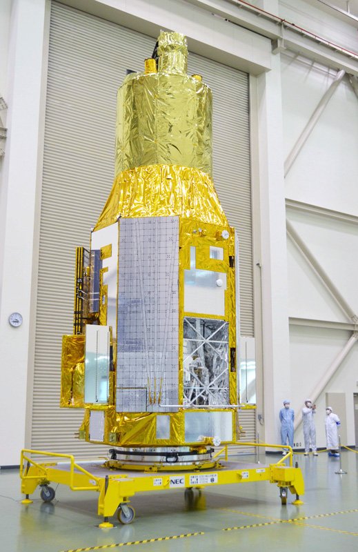 El observatorio de rayos X Astro-H, formalmente nombrado Hitomi después de su existoso lanzamiento al espacio, fue presentado a los medios en el Centro Espacial de Tsukuba en la prefectura de Ibaraki el 27 de noviembre de 2015. (© Jiji)