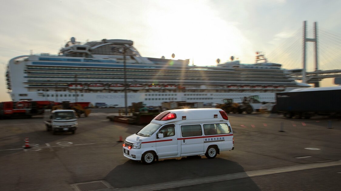 クルーズ船「ダイヤモンド・プリンセス」の乗客を乗せたとみられる救急車＝2020年2月7日、横浜・大黒ふ頭（時事）