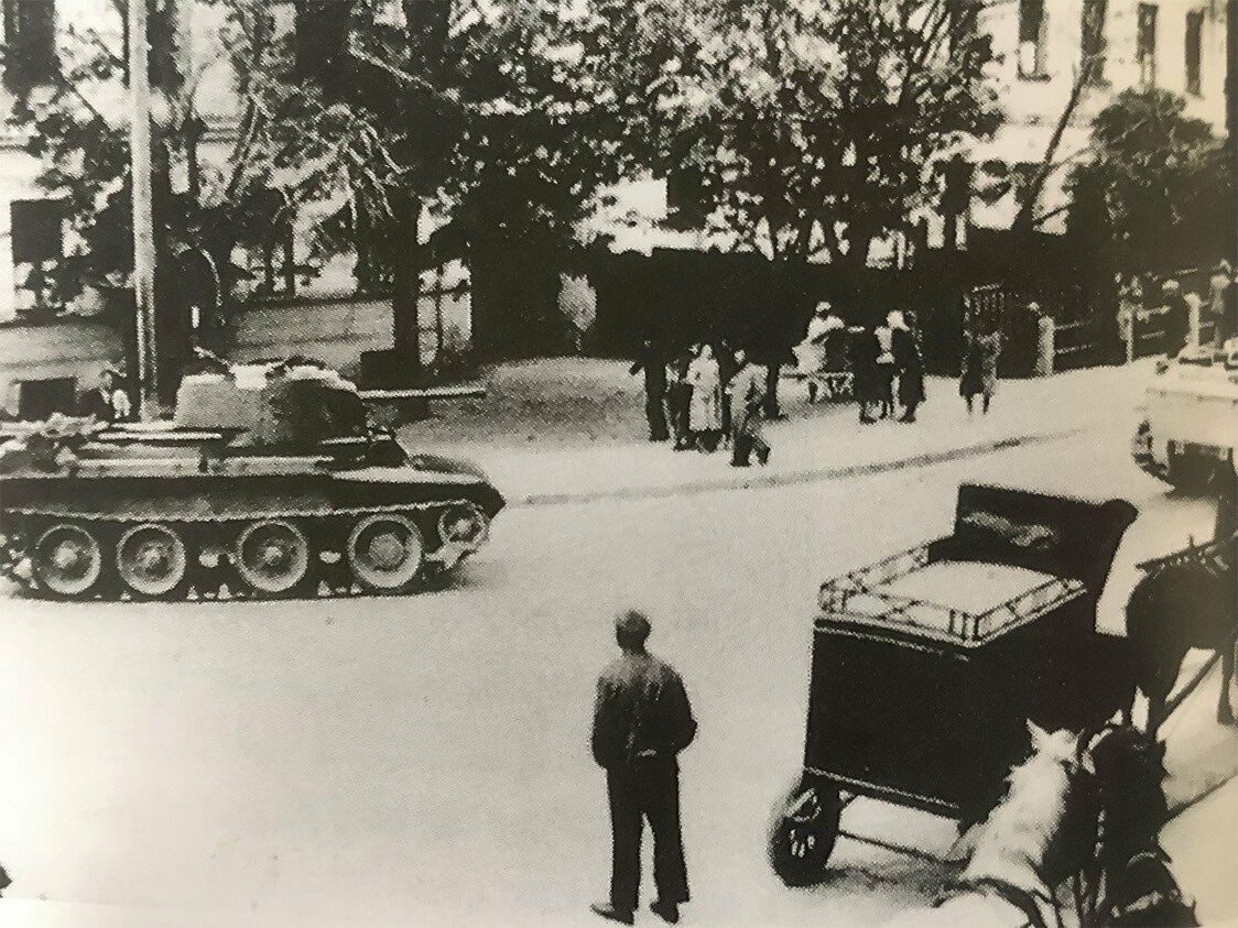 1918年に独立を果たしたが、1940年ソ連の赤軍が侵攻、その後赤軍に代わってナチスドイツが侵入し、1944年には再びソ連の赤軍がリトアニアを占領した。（出典：『THE HISTORY OF LITHUANIA』【Eugrimas Publishing House】）