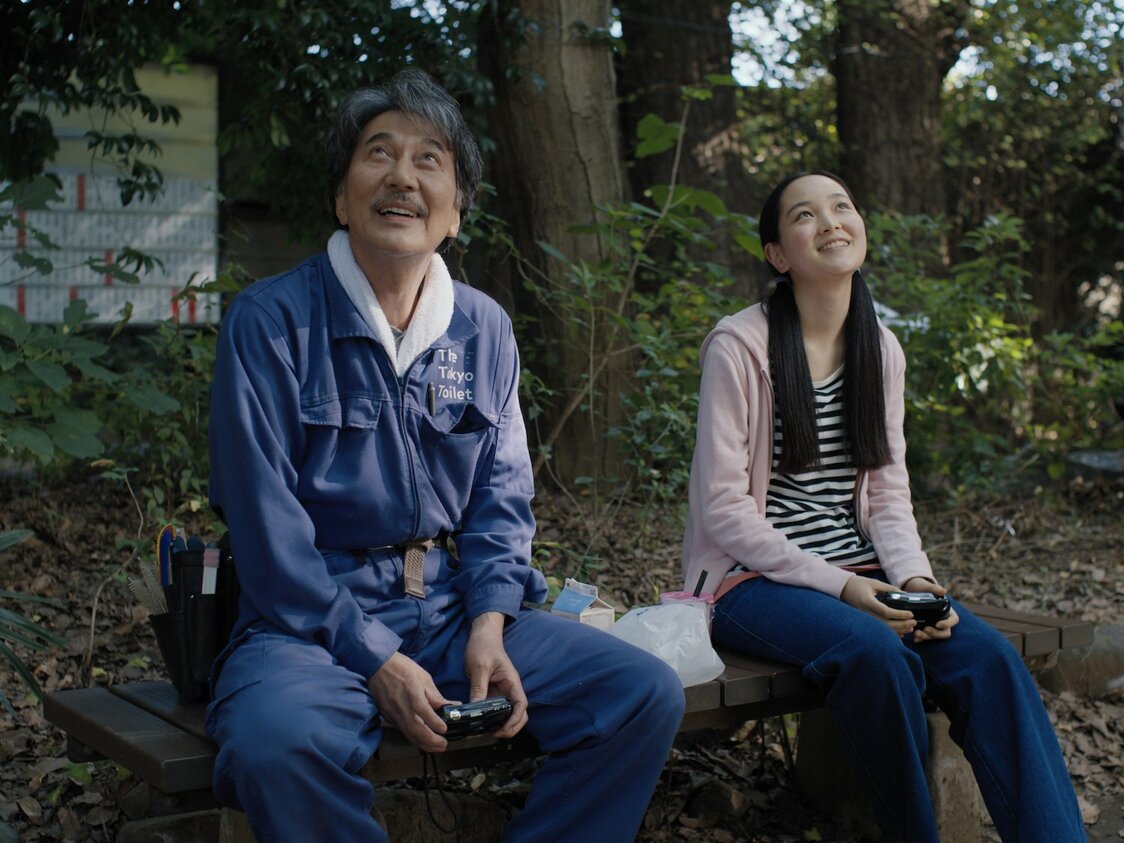 清掃員として働く平山（役所）は、小さな歓びに満ちた日常に満足しながら生きている。映画でも実際に「THE TOKYO TOILET」の清掃員が着用しているNIGO氏デザインのユニホームが使われた　©2023 MASTER MIND Ltd.