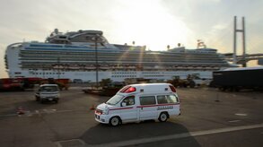 An ambulance arrives at the Daikoku Pier in Yokohama on February 7, 2020, to transport passengers from the Diamond Princess cruise ship. © Jiji.