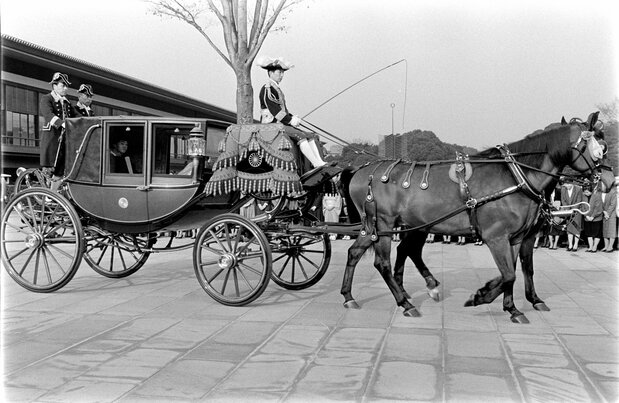 1985年11月30日。加冠の儀を終え、馬車で宮中三殿に向かわれる礼宮さま（時事）