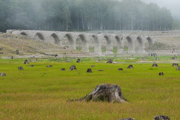 El paisaje recuerda a unas ruinas antiguas. Fotografía de mayo de 2020. (© Iwasaki Ryōji)