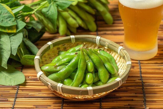 Edamame and beer. (© Pixta)