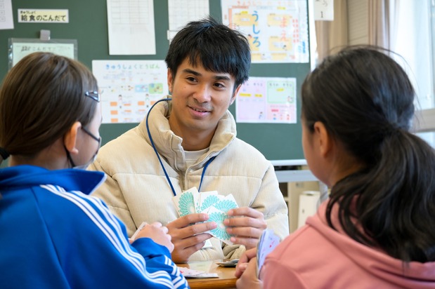 James, de Filipinas, profesor en Bara 2, es antiguo alumno del Bara Kyōshitsu. Imparte clases con la esperanza de que los niños no tengan que pasar por las mismas dificultades que él vivió durante sus años de secundaria. (© Kumazaki Takashi)