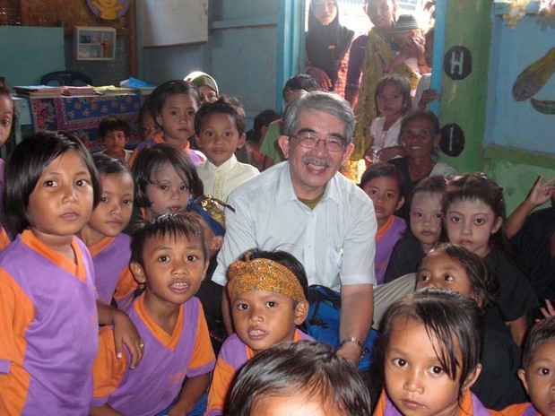 インドネシアのロンボク島幼稚園で子どもたちに囲まれた中村氏（中村氏提供）
