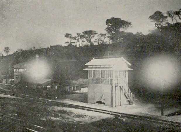 En la era Taishō (1912-1926), en el patio de maniobras de Tabata se instalaron potentes focos que por la noche iluminaban en la oscuridad. Mazda Shinpō (1916), colección de la Biblioteca Nacional de la Dieta.