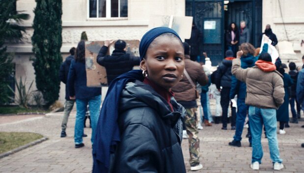 市庁舎でインターンをしながらも市政への抗議活動に参加するアビー © SRAB FILMS - LYLY FILMS - FRANCE 2 CINÉMA - PANACHE PRODUCTIONS - LA COMPAGNIE CINÉMATOGRAPHIQUE – 2023
