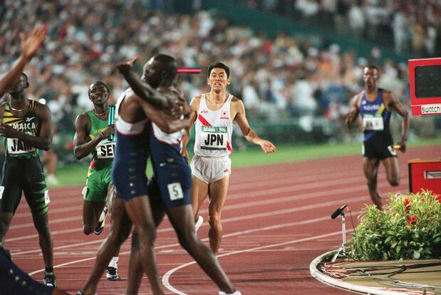 アトランタ五輪・陸上男子1600メートルリレー決勝。アンカーの大森盛一は5位でゴールし、日本新記録をマーク。手前は優勝して喜ぶアメリカチーム=1996年米・ジョージア州アトランタの五輪スタジアム(時事)