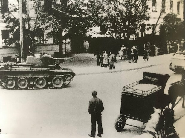 1918年に独立を果たしたが、1940年ソ連の赤軍が侵攻、その後赤軍に代わってナチスドイツが侵入し、1944年には再びソ連の赤軍がリトアニアを占領した。(出典:『THE HISTORY OF LITHUANIA』【Eugrimas Publishing House】)