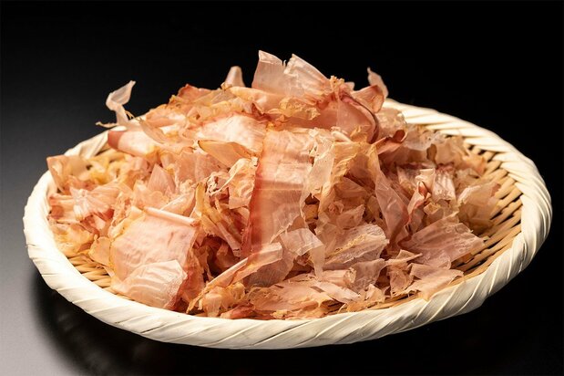 The thinly shaved hana-katsuo flakes. (© Pixta)