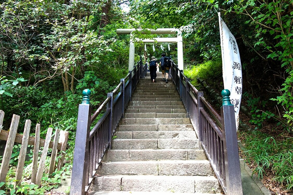 法華堂の石段。将軍・実朝は義時らとともに燃え盛る御所を後に駆け上がった（筆者撮影）