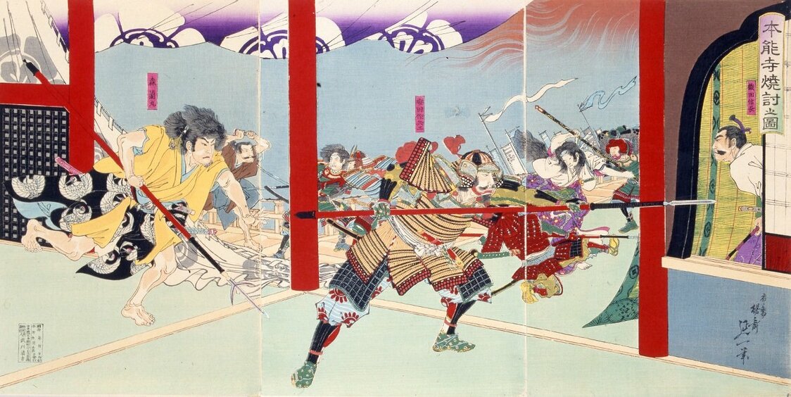 描绘本能寺之变的浮世绘《本能寺火攻图》。右侧为织田信长（秀吉清正纪念馆）