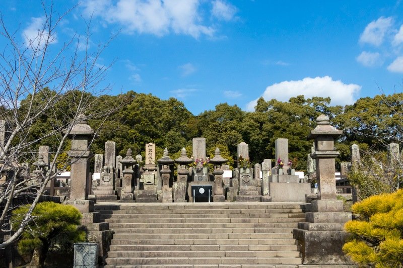 El cementerio de Nanshū, situado en una colina con vistas al volcán de Sakurajima, en Kagoshima. En el centro, la tumba de Saigō Takamori, rodeada por las de las personas que lo siguieron y admiraron.