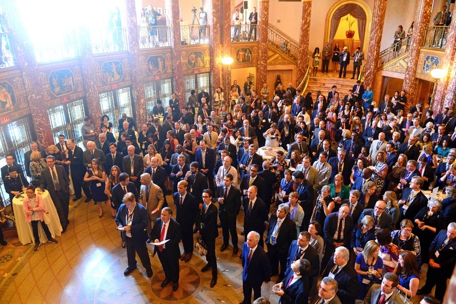 The more the merrier: Alumni of GMF programs gather in Cleveland’s Severance Hall for an event to mark this year’s US national political conventions. (© German Marshall Fund)