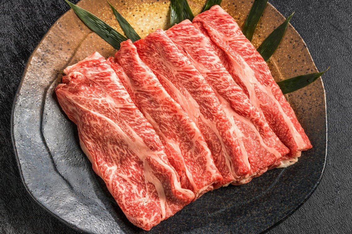 Когда жир начинает таять, мясо полнее раскрывает свой вкус (© Pixta)