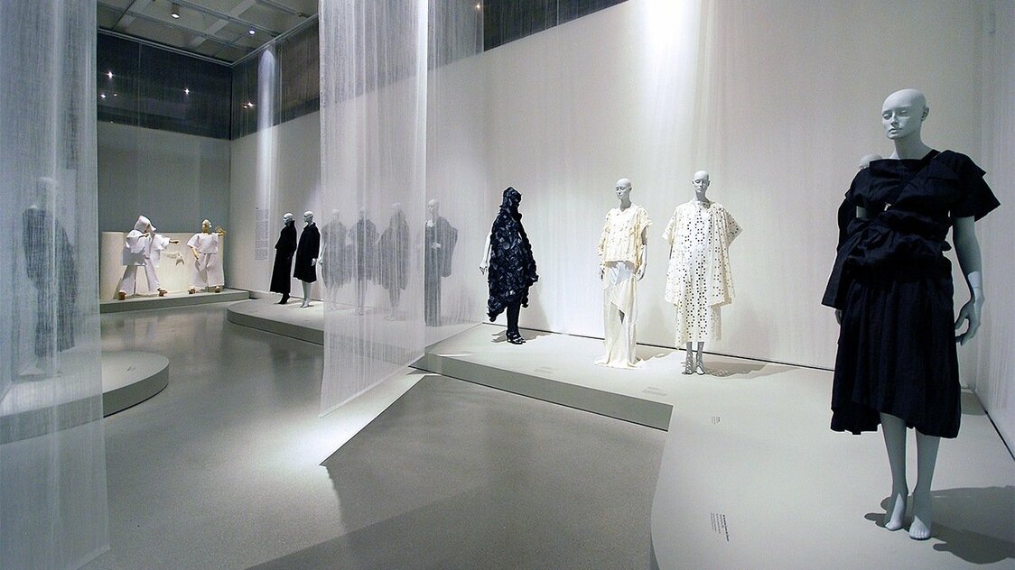 Des créations des couturiers japonais Rei Kawakubo, Yohji Yamamoto et Issey Miyake présentées dans le cadre de l’exposition Future Beauty : 30 Years of Japanese Fashion (La beauté de demain : 30 ans de mode japonaise) qui s’est tenue du 15 octobre 2010 au 6 février 2011 à la galerie d’art Barbican de Londres. (© Lyndon Douglas)