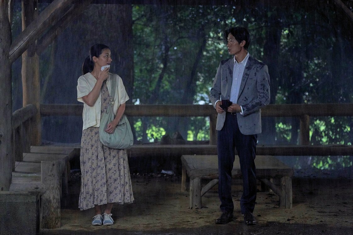 良子は中学時代の同級生・熊木（大塚ヒロタ）に再会し、胸を躍らせる　©2021『茜色に焼かれる』フィルムパートナーズ