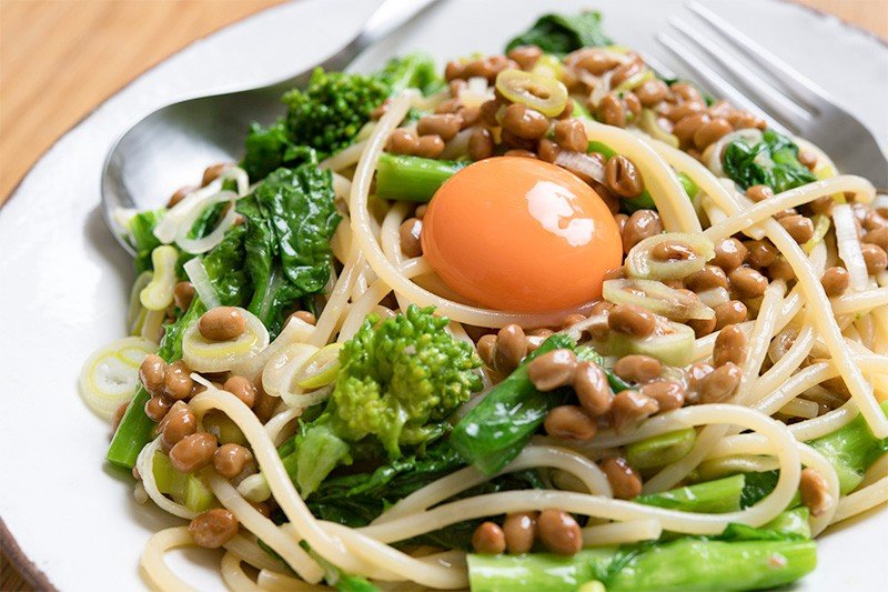 Pasta con colza, huevo crudo y nattō.