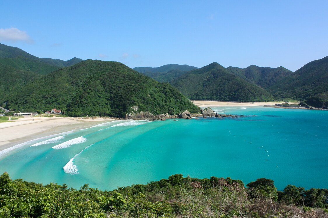 福江島の高浜海水浴場は、白い砂浜を山々が囲う人気スポット　写真：九州観光推進機構