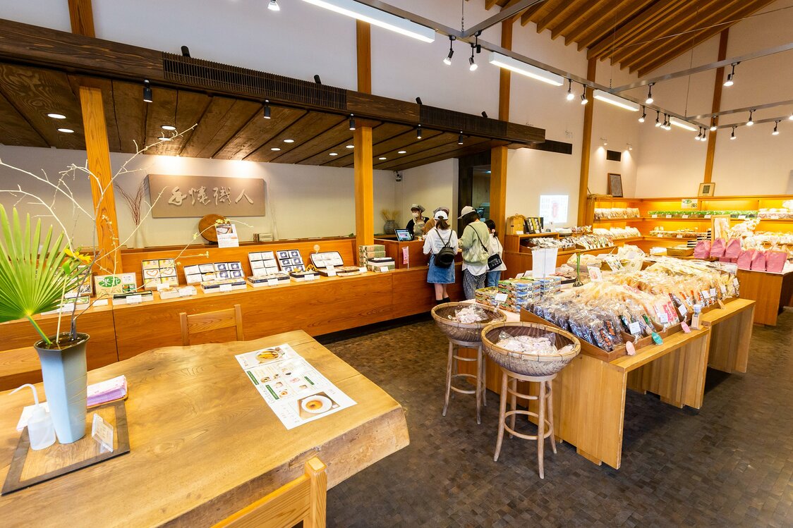 山香煎饼本铺店内设计时尚，可以精心挑选伴手礼