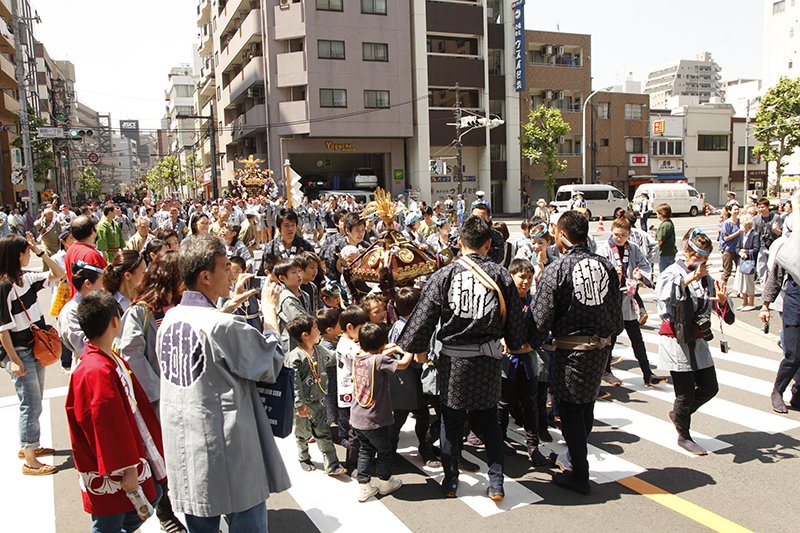 At several points, the procession’s route takes it across one of the area’s main roads, which remain open to traffic throughout the festival.