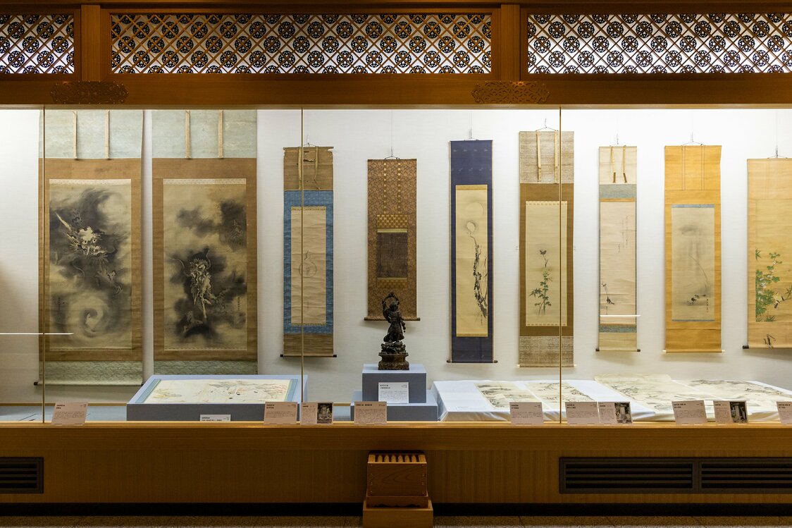 霊宝殿内に展示していた狩野派の絵画を、特別に撮影させてもらった