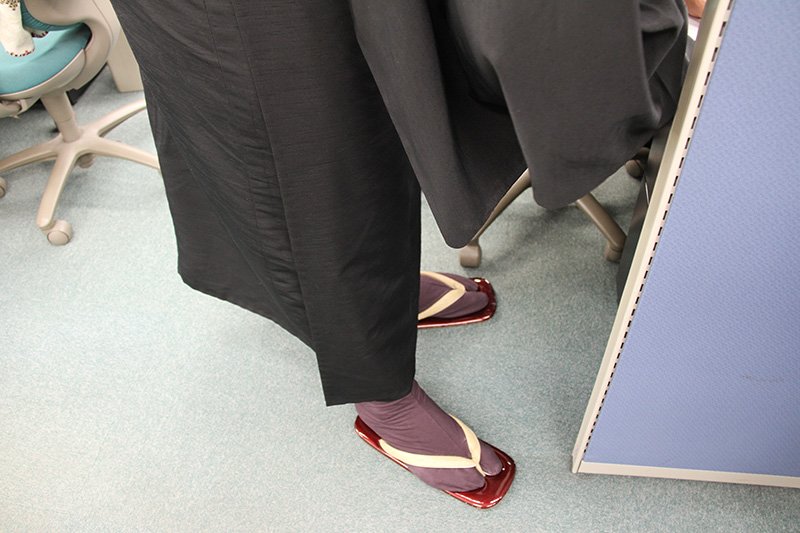 Ōsunaarashi shows off his tabi (socks) and setta (sandals).