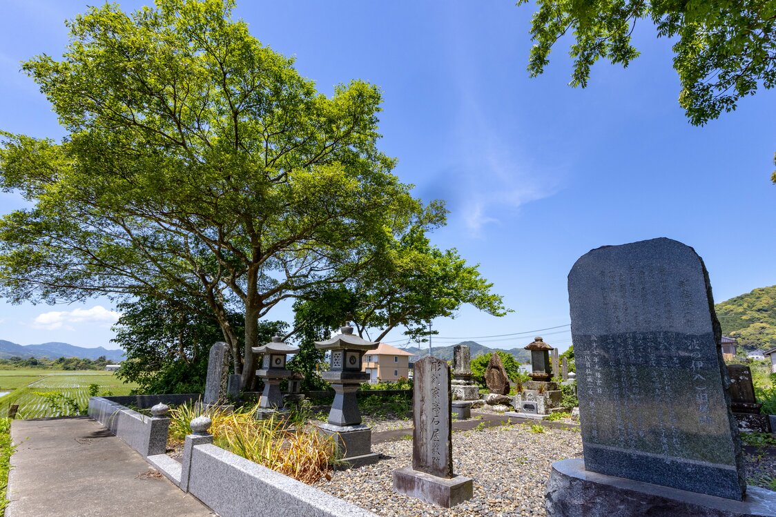 昭和まで5代続いた彫工・武志家の旧居跡に葬られている