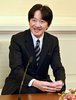 54歳の誕生日を迎えられる前に記者会見される秋篠宮さま=2019年11月20日、東京・元赤坂の赤坂東邸(時事)