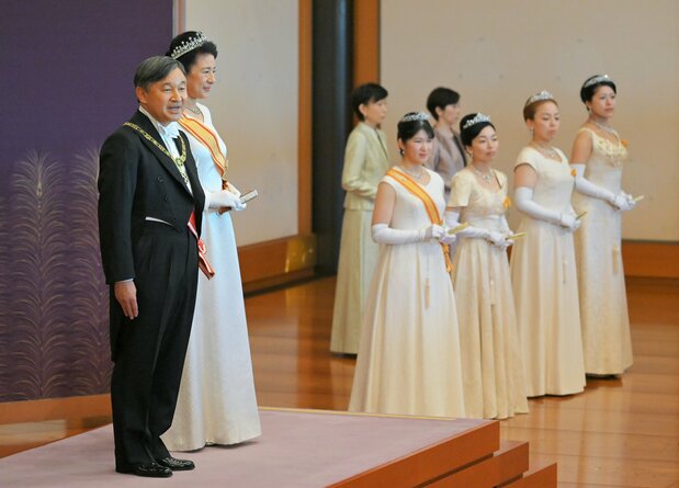 新年祝賀の儀であいさつされる天皇皇后両陛下＝1日、皇居・宮殿「松の間」（時事）