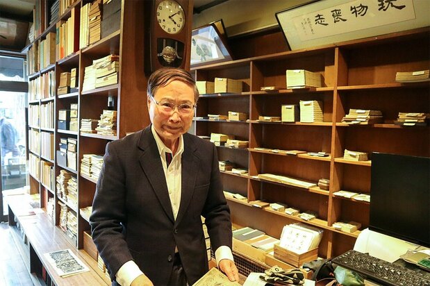 桥口侯之介在东京神田神保町经营和本、书法书等,是诚心堂书店的第二代店主。1974年,昭和初期进入岳父创业的这家书店供职,1984年继承了书店。主要著作有《和本鉴赏》(角川文库)等(图片:nippon.com日本网)