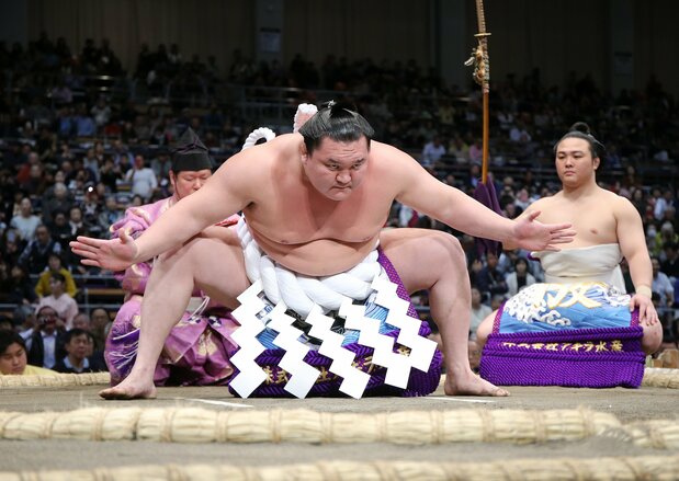 横綱土俵入りを披露する白鵬(2019年11月18日、九州場所9日目)。せり上がりで両手を左右に大きく開いて攻めを強調する「不知火(しらぬい)型」の横綱は、左手を脇腹に当て右腕を開いて攻防兼備を示す「雲龍(うんりゅう)型」の横綱に比べ、短命に終わる横綱が多いとされる中、白鵬はそのジンクスを破って多くの歴代最多記録を打ち立てた=時事