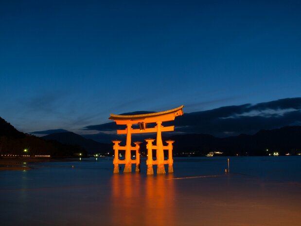 满潮时,严岛神社大鸟居仿佛悬浮在海面上
