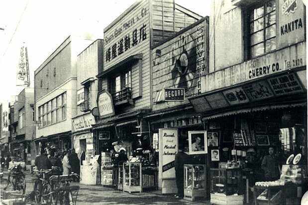 La rue Dobuita au sortir de la guerre. (Avec l’aimable autorisation de la bibliothèque Chuô de la ville de Yokosuka)
