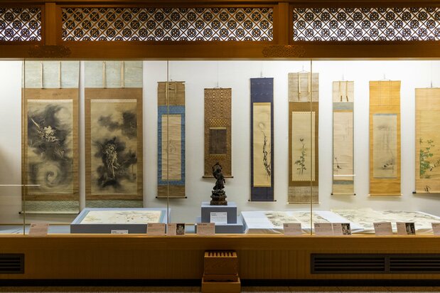 霊宝殿内に展示していた狩野派の絵画を、特別に撮影させてもらった