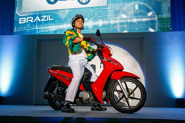2017年に行われた世界生産累計1億台を記念する式典で、各国で生産されるスーパーカブが披露された。写真はブラジルの「Biz125」というモデル(ホンダ提供)