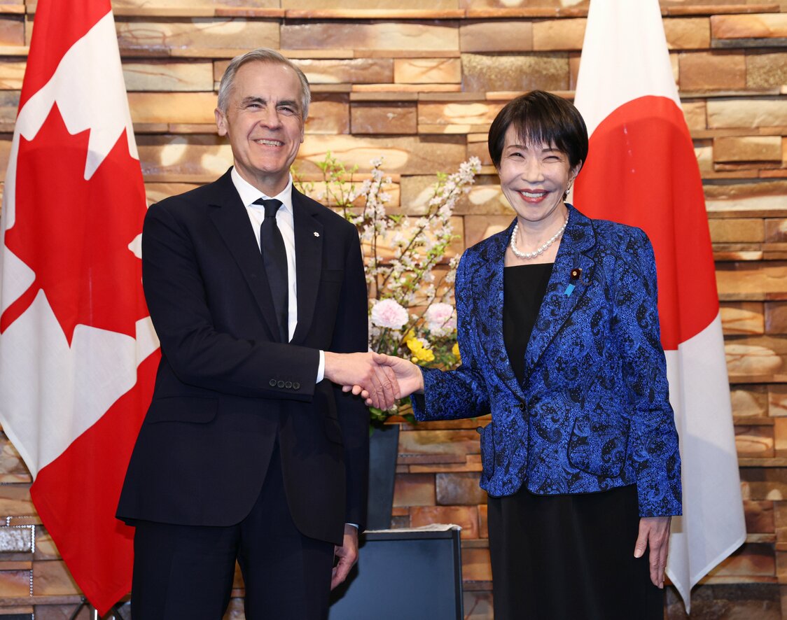 会談を前にカナダのマーク・カーニー首相（左）と握手する高市早苗首相＝3月6日、首相官邸　（時事）