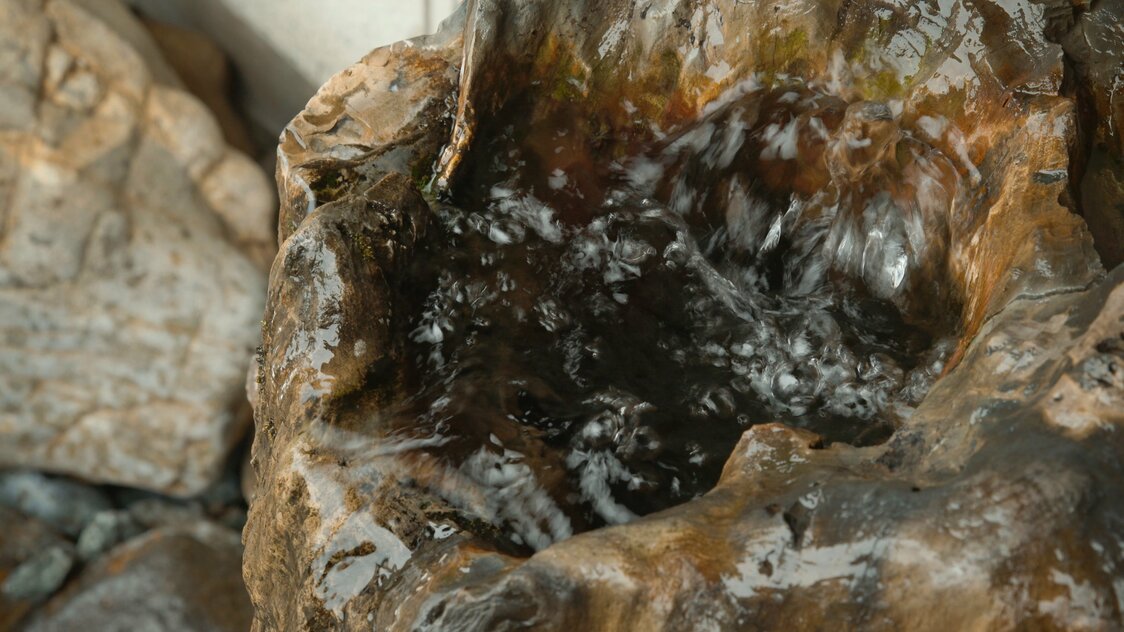 清らかな伏流水はうまい酒の源