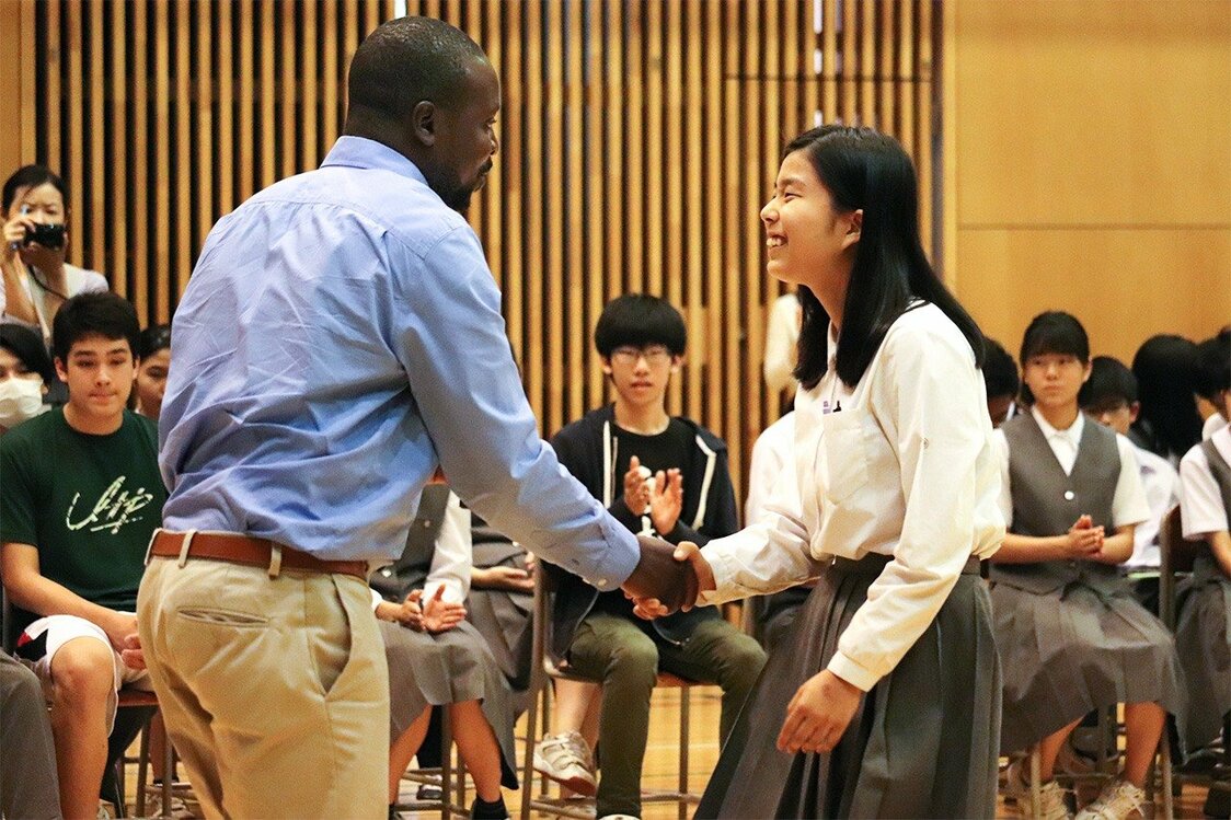 質問した生徒へ歩み寄り、一人一人と固い握手を交わすカムクワンバ氏の姿が印象的だった