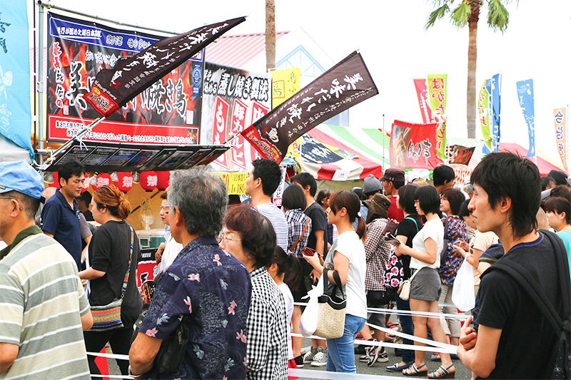 Visitantes haciendo cola en los puestos de una feria (imagen cortesía de la fundación Nagato-shi Kankō Convention Kyōkai).