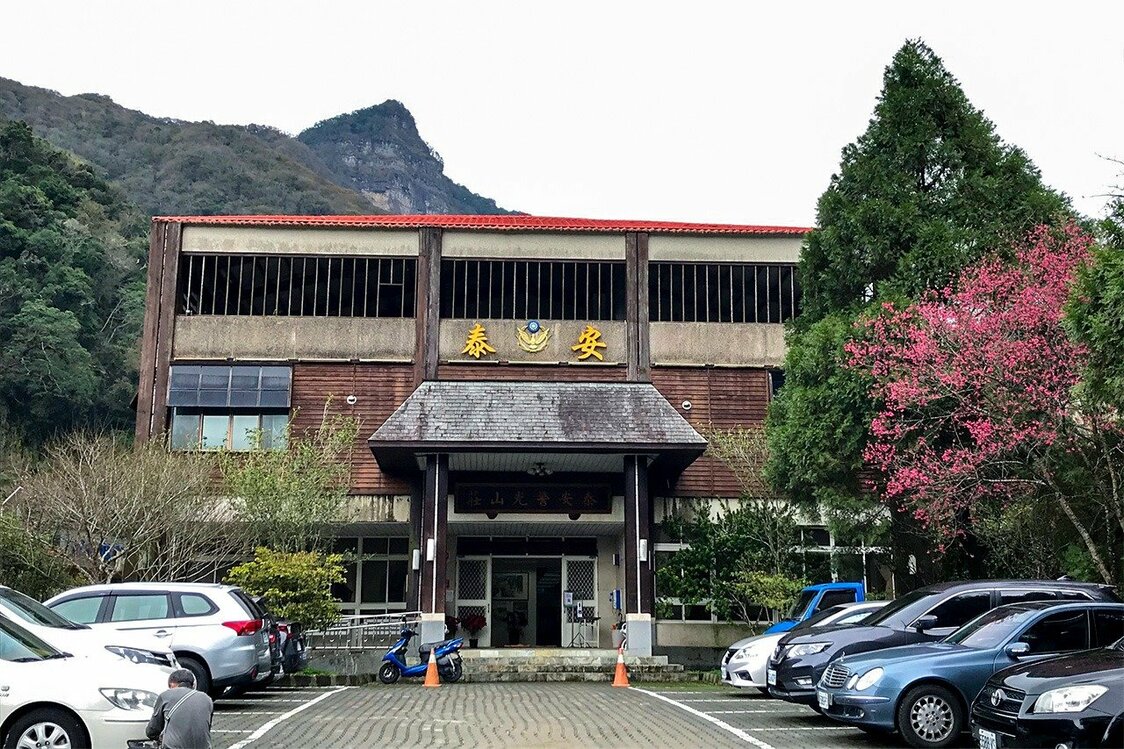 泰安警光山荘と後方には虎山