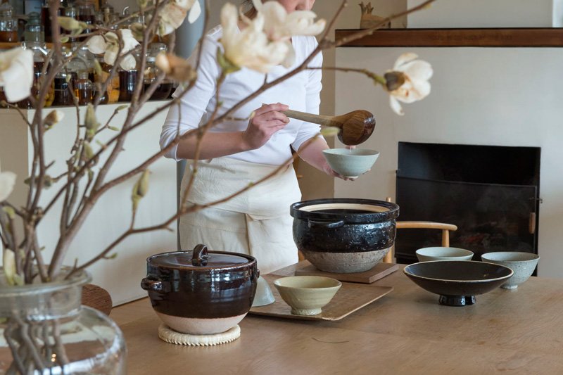 Ishimura Yukiko en train de servir le chagayu . Des fleurs de magnolias cueillies du jardin viennent égayer la table des convives.
